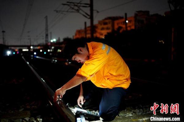 焊缝“B超师”：为铁路钢轨焊接点做“体检”