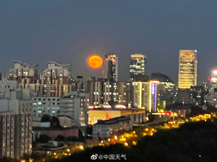北京天空升起一轮巨大金黄圆月为何月亮有时看起来是金黄色的？