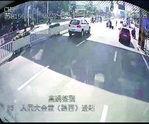 锁扣断裂,天桥上的工人悬挂半空!危急时刻公交车成“救生垫”