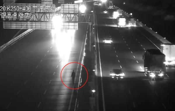 深夜，民警上演“哄娃式”救助