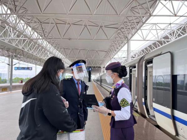 8万元现金落在列车上,是谁的? 8万元现金落在列车上,是谁的?