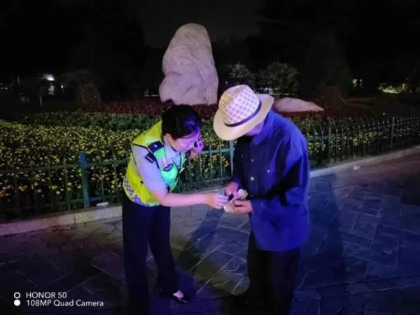 深夜，民警上演“哄娃式”救助