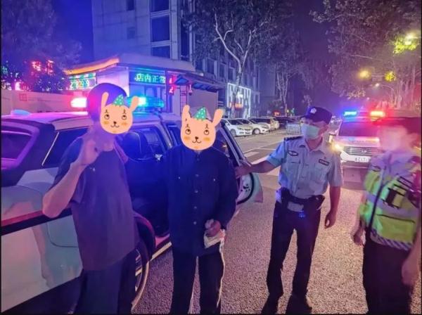 深夜，民警上演“哄娃式”救助