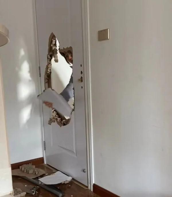 双胞胎反锁卧室，外婆徒手“撕开门”