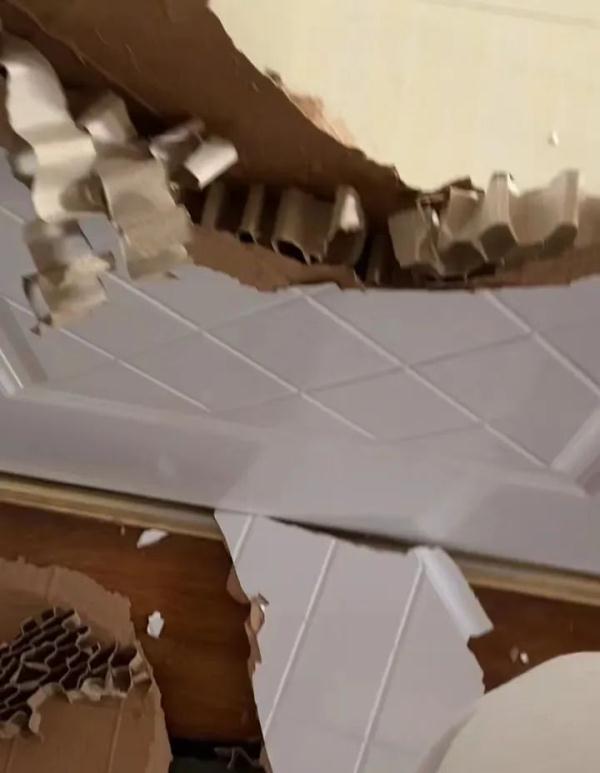 双胞胎反锁卧室，外婆徒手“撕开门”