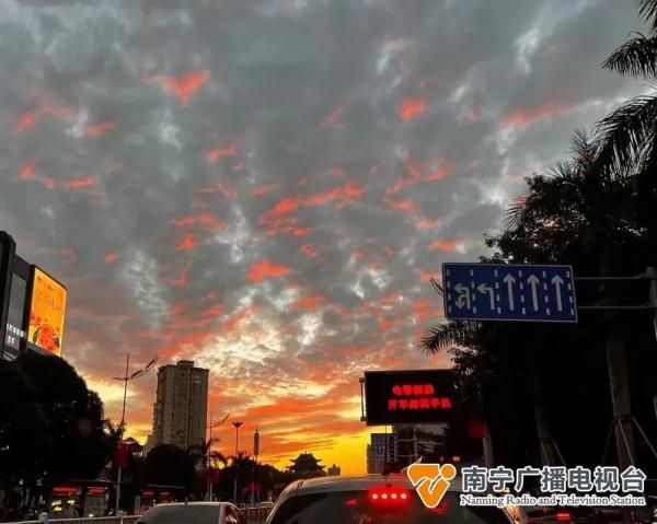 月晕、火烧云、“鱼鳞云”......最近南宁天空很忙!还将有流星雨 月晕、火烧云、“鱼鳞云”......最近南宁天空很忙!还将有流星雨