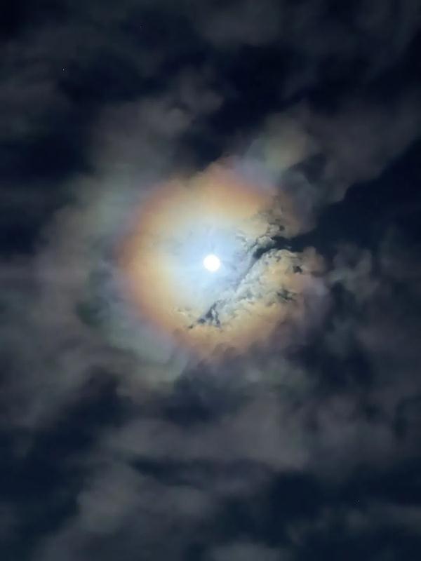 月晕、火烧云、“鱼鳞云”......最近南宁天空很忙!还将有流星雨 月晕、火烧云、“鱼鳞云”......最近南宁天空很忙!还将有流星雨