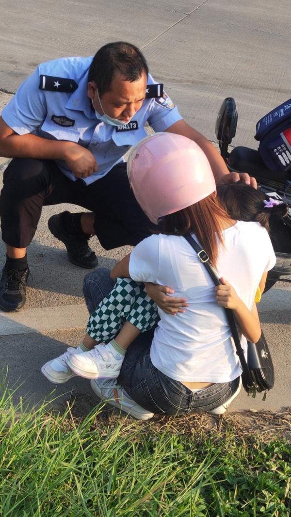 女童坐电动车，一个动作致轻微脑震荡！家长别再大意了！