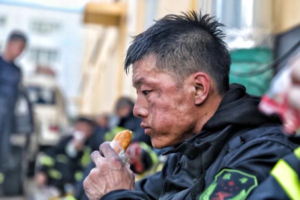 震撼！这张照片被疯传！背后故事曝光……