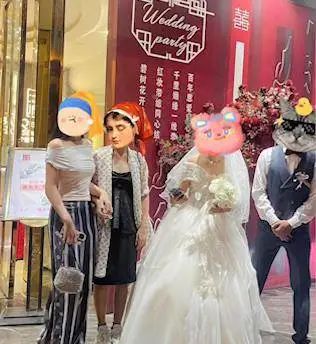 广东女子旅游遇婚礼，随礼200元吃当地美食！网友：社牛啊！