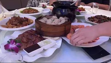 广东女子旅游遇婚礼，随礼200元吃当地美食！网友：社牛啊！