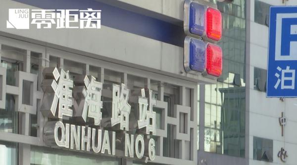 女子被撞受伤！宠物狗守护主人，并跳上担架陪伴
