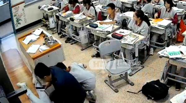 学生在教室突然倒地……两位老师度过惊心动魄三分钟！