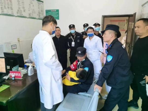 车流中，小男孩受伤倒地，幸好他们出现了......