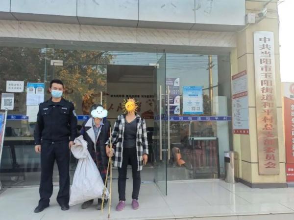 车辆飞驰的高速上，出现了一位行走的白发老人……