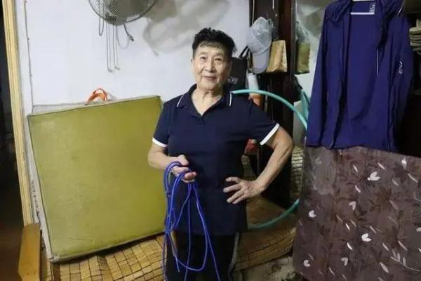 冲上热搜！浙江奶奶能连续跳绳1000个：真看不出她81岁了
