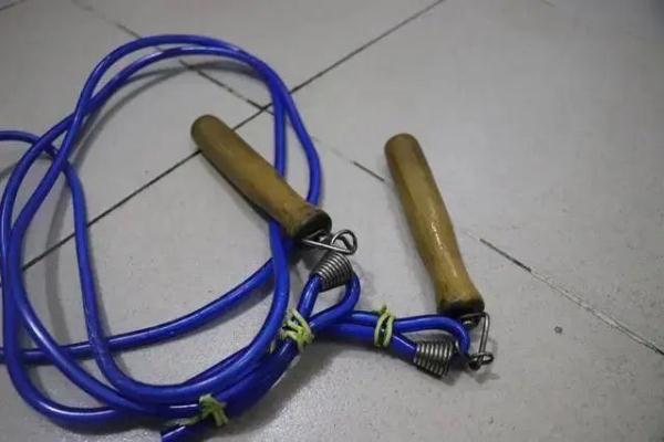冲上热搜！浙江奶奶能连续跳绳1000个：真看不出她81岁了