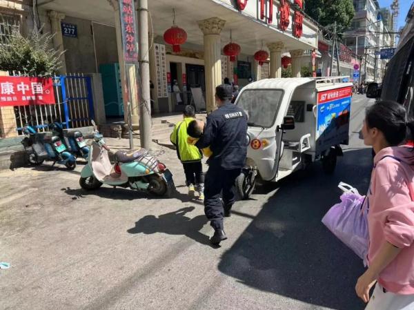 车流中，小男孩受伤倒地，幸好他们出现了......