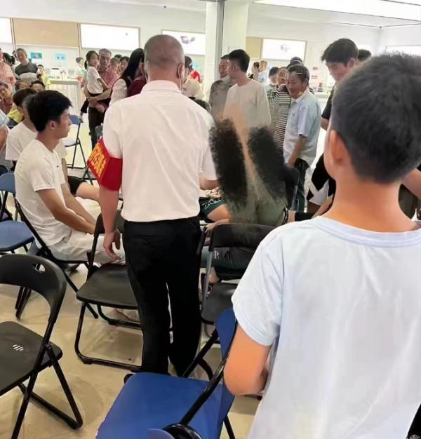 干得漂亮!这8名大学生被派出所表扬了 安徽黄山学院8名学生在购物广场抓到一偷拍狂,学校通报表扬