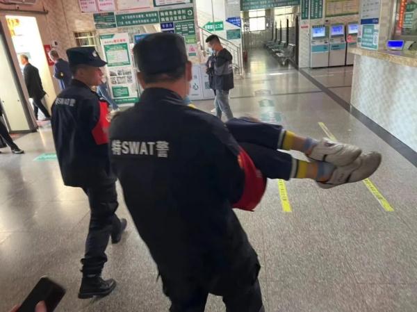 车流中，小男孩受伤倒地，幸好他们出现了......