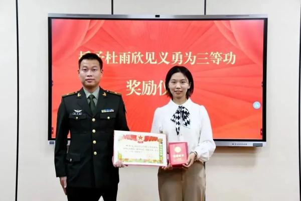 3名退役女兵，在高铁上出手了.....