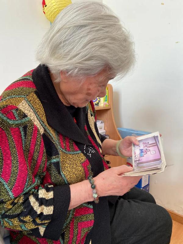 冲上热搜!95岁老人分隔60年后重逢,决定结婚 冲上热搜!95岁老人分隔60年后重逢,决定结婚