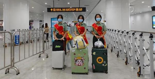 3名退役女兵，在高铁上出手了.....