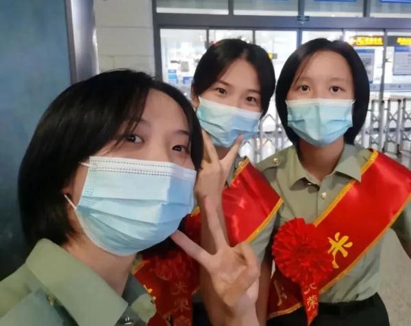 3名退役女兵，在高铁上出手了.....