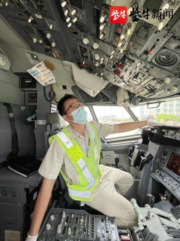 “飞机拜拜员”火了!另外的身份更值得尊敬 “飞机拜拜员”火了!另外的身份更值得尊敬