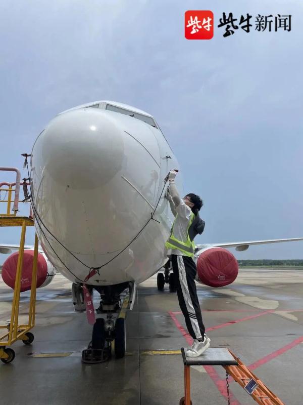 “飞机拜拜员”火了!另外的身份更值得尊敬 “飞机拜拜员”火了!另外的身份更值得尊敬