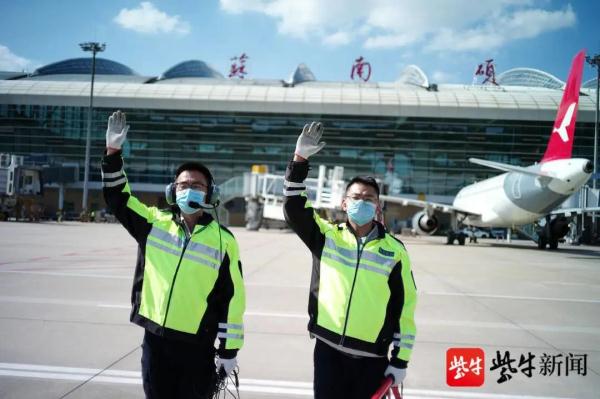 “飞机拜拜员”火了!另外的身份更值得尊敬 “飞机拜拜员”火了!另外的身份更值得尊敬