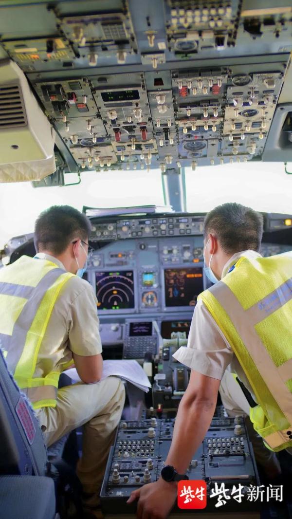 “飞机拜拜员”火了!另外的身份更值得尊敬 “飞机拜拜员”火了!另外的身份更值得尊敬