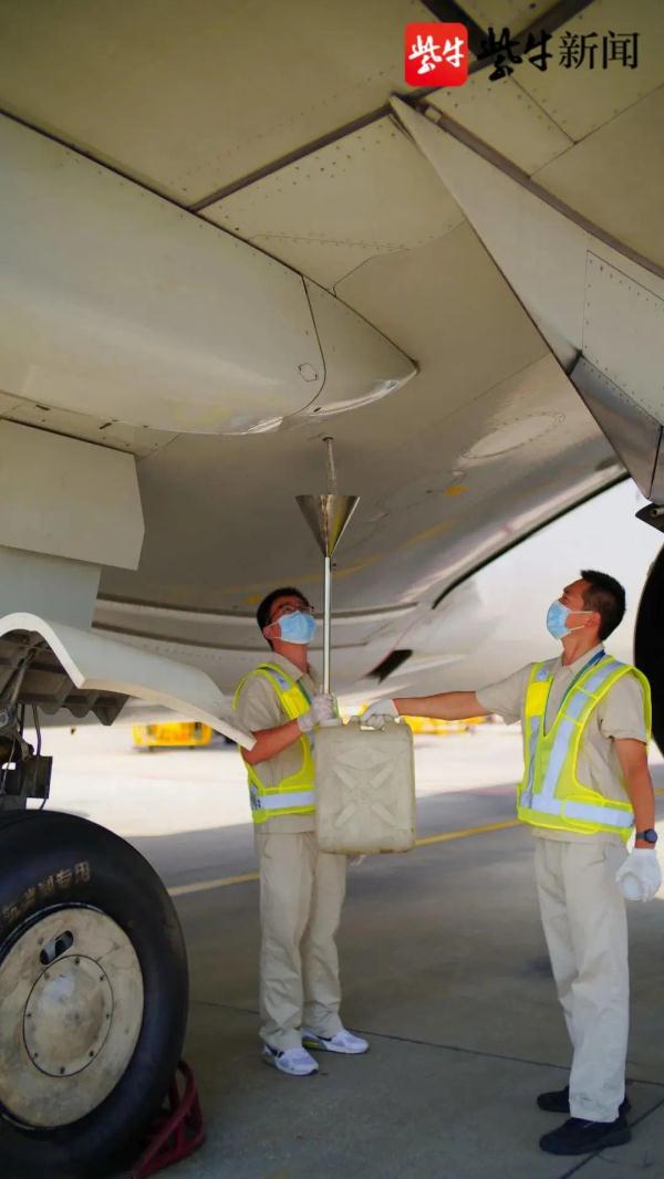 “飞机拜拜员”火了!另外的身份更值得尊敬 “飞机拜拜员”火了!另外的身份更值得尊敬