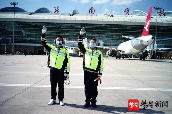 “飞机拜拜员”火了!另外的身份更值得尊敬 “飞机拜拜员”火了!另外的身份更值得尊敬