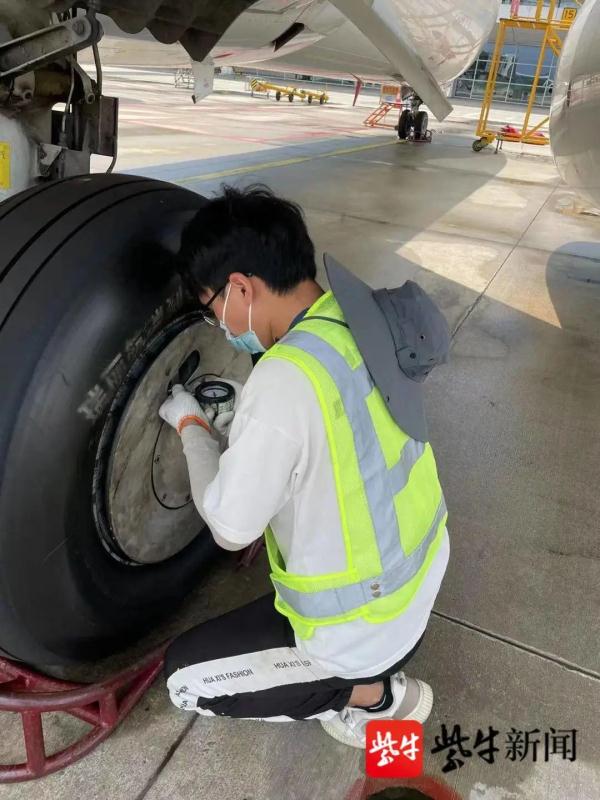 “飞机拜拜员”火了!另外的身份更值得尊敬 “飞机拜拜员”火了!另外的身份更值得尊敬