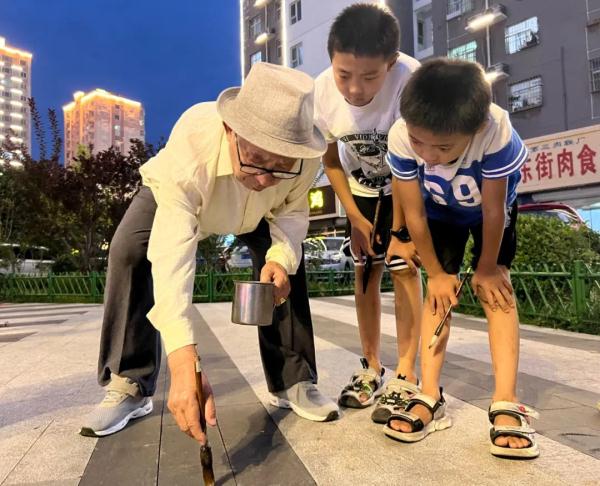 坚持6年!这位88岁老爷爷,免费在广场教书法 坚持6年!这位88岁老爷爷,免费在广场教书法