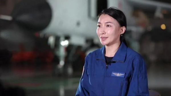 作为首批“飞豹”战机前舱女飞行员，她的履历写满优秀！