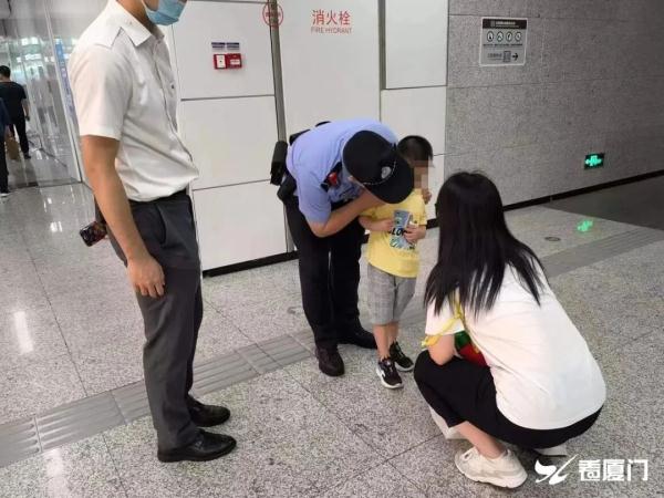晚8点，发生在厦门地铁2号线建业路站！这一幕太暖心！