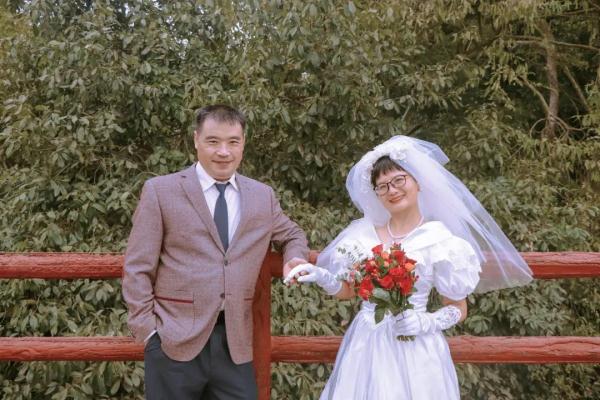 超甜！双胞胎姐妹帮爸妈拍婚纱照