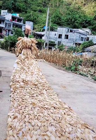90后女子用玉米叶设计服装，堪比时装秀！网友：气质这块拿捏了！