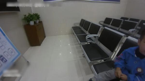 走失男孩报出一串奇怪数字，民警试着拨通电话