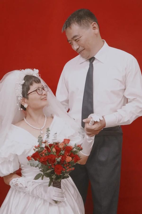 超甜！双胞胎姐妹帮爸妈拍婚纱照