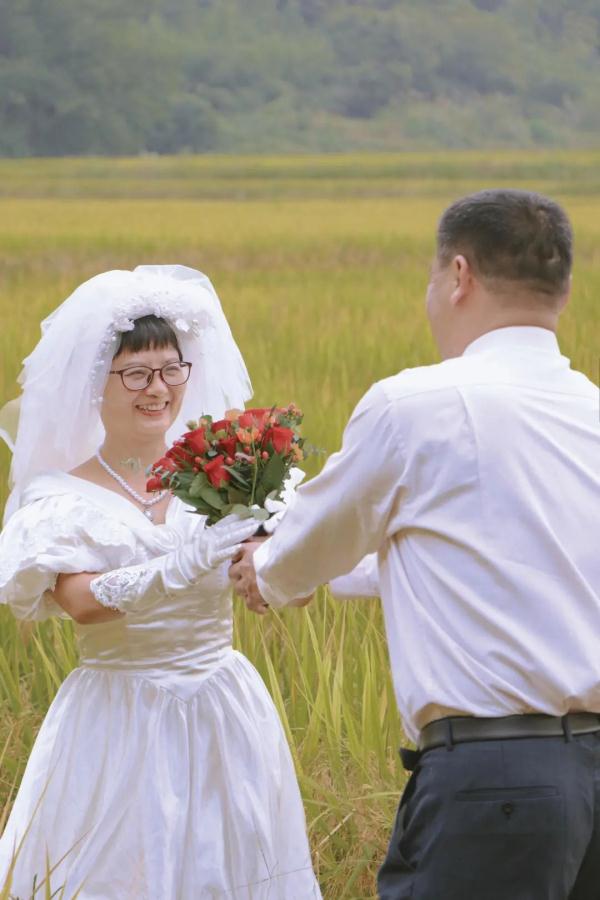 超甜！双胞胎姐妹帮爸妈拍婚纱照