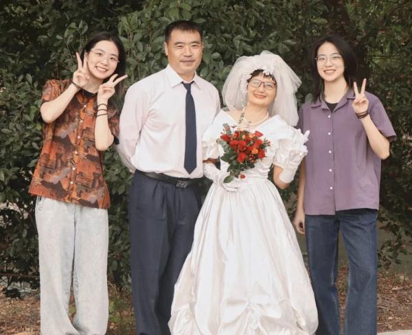 超甜！双胞胎姐妹帮爸妈拍婚纱照