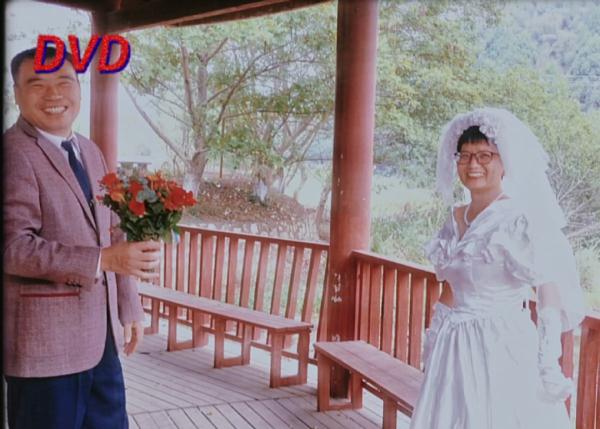 超甜！双胞胎姐妹帮爸妈拍婚纱照