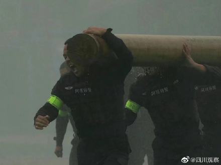 这不是电影 这是特警训练现场