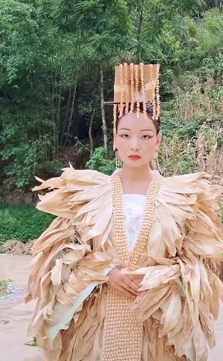 90后女子用玉米叶设计服装，堪比时装秀！网友：气质这块拿捏了！