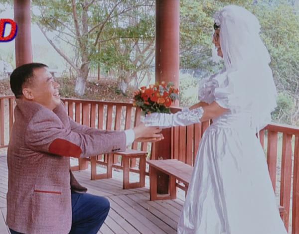 超甜！双胞胎姐妹帮爸妈拍婚纱照