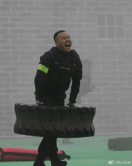 这不是电影 这是特警训练现场