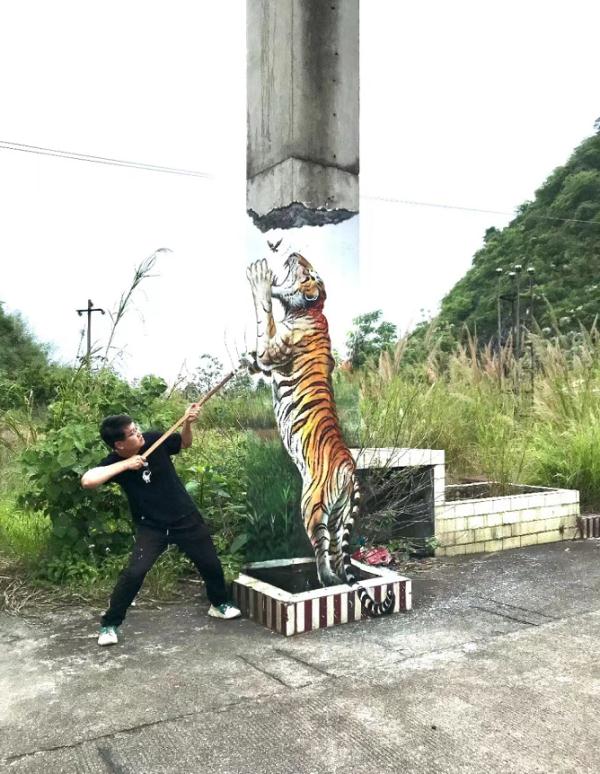 一支笔把大树画没了?十几万人看这个湖南小伙“变魔术” 一支笔把大树画没了?十几万人看这个湖南小伙“变魔术”